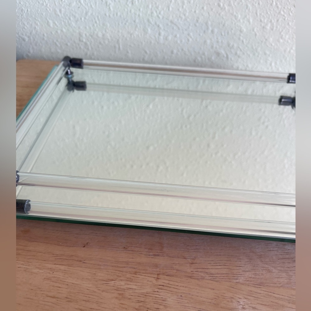 Cosmetic tray
